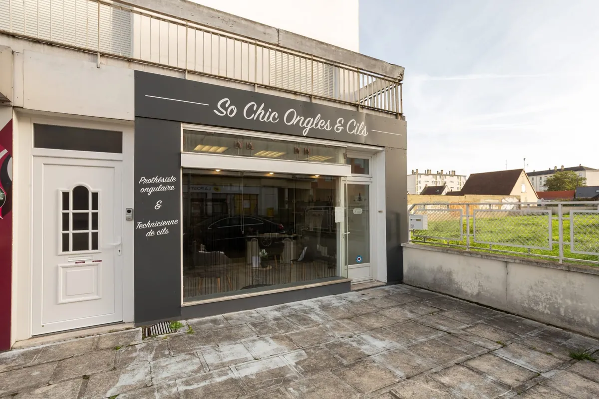 La devanture ardoise du salon, l'enseigne So Chic Ongles & Cils au-dessus de la vitrine