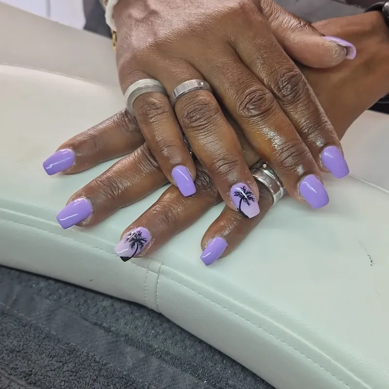 Pose lilas, un palmier noir dessiné sur deux ongles