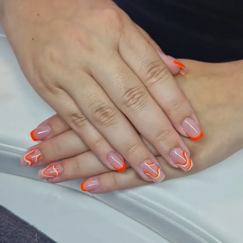 French orange et vagues blanches sur ongles carrés