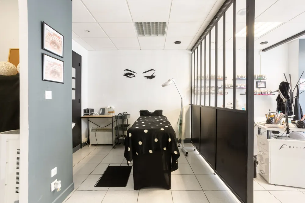 L'espace cils du salon, lit à pois noir et blanc, lampe de soin